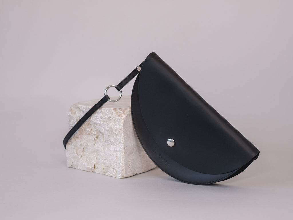 ZACAMO - Lederalternative - Recyclingleder - Handtasche - Umhängetasche - Halbmondtasche - schwarz - Design - minimalistisch